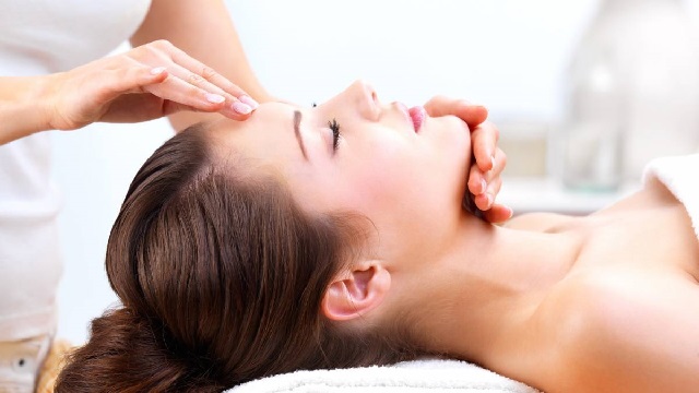 Cách massage đầu giảm đau hiệu quả