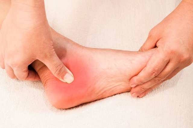 Cách massage giảm đau gót chân