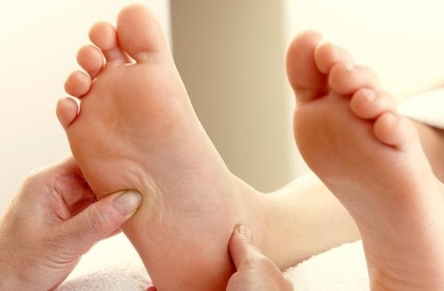 Cách massage khu phản xạ bàn chân trị bách bệnh