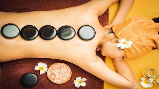 Công dụng và lợi ích diệu kỳ của massage đá nóng