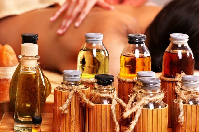 Hướng dẫn bạn cách tự làm dầu massage cơ thể tại nhà, công dụng như đi spa