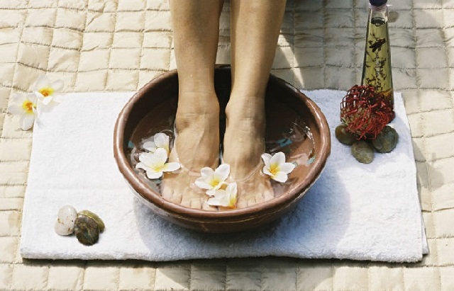 Ngủ ngon với liệu pháp ngâm và massage chân trong nước nóng