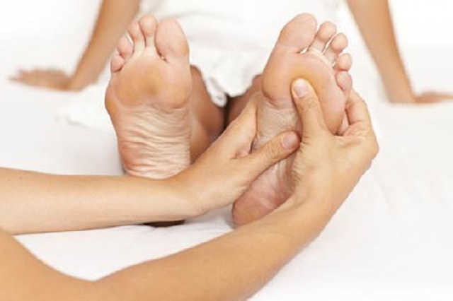 Phương pháp massage cạo gió gan bàn chân